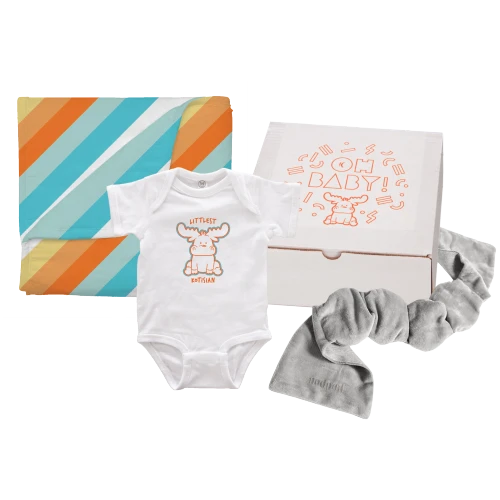 Kit with a congratulations baby card and baby clothes